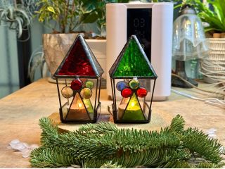 新作です。体験ハウスの中にオリジナルキャンドルを灯しての灯りです。アトリエで購入出来ます。ステンドグラス体験費税込7,070円