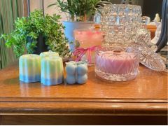 体験用キャンドル3種類セット5,500円です。ピンク色の蓋付き耐熱用ガラスは、 その他別途料金にて現地で決める事も出来ます。キャンドル芯は木のウッドステックです