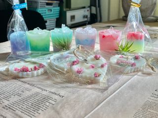 キャンドル体験参考列です。全てオリジナル作品です。画像は体験2名様の作品です♪