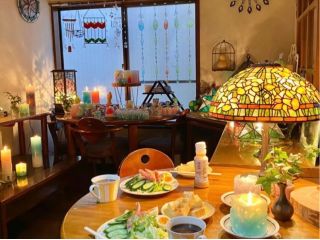 「アトリエ一階の展示room」ステンドグラス1日体験コースの場合、例えばランプ製作等予約にて別途にご連絡ください