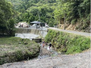 川も流れるキャンプ場です!