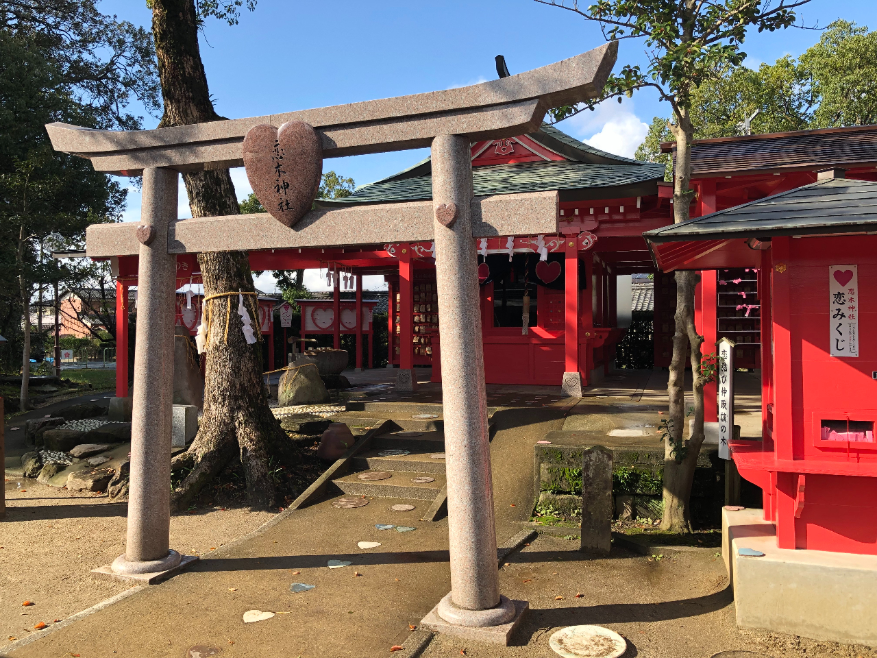 恋木神社　ピンクの社殿とハートの社紋がかわいいと人気。良縁を求めて多くの方が参拝に訪れます。