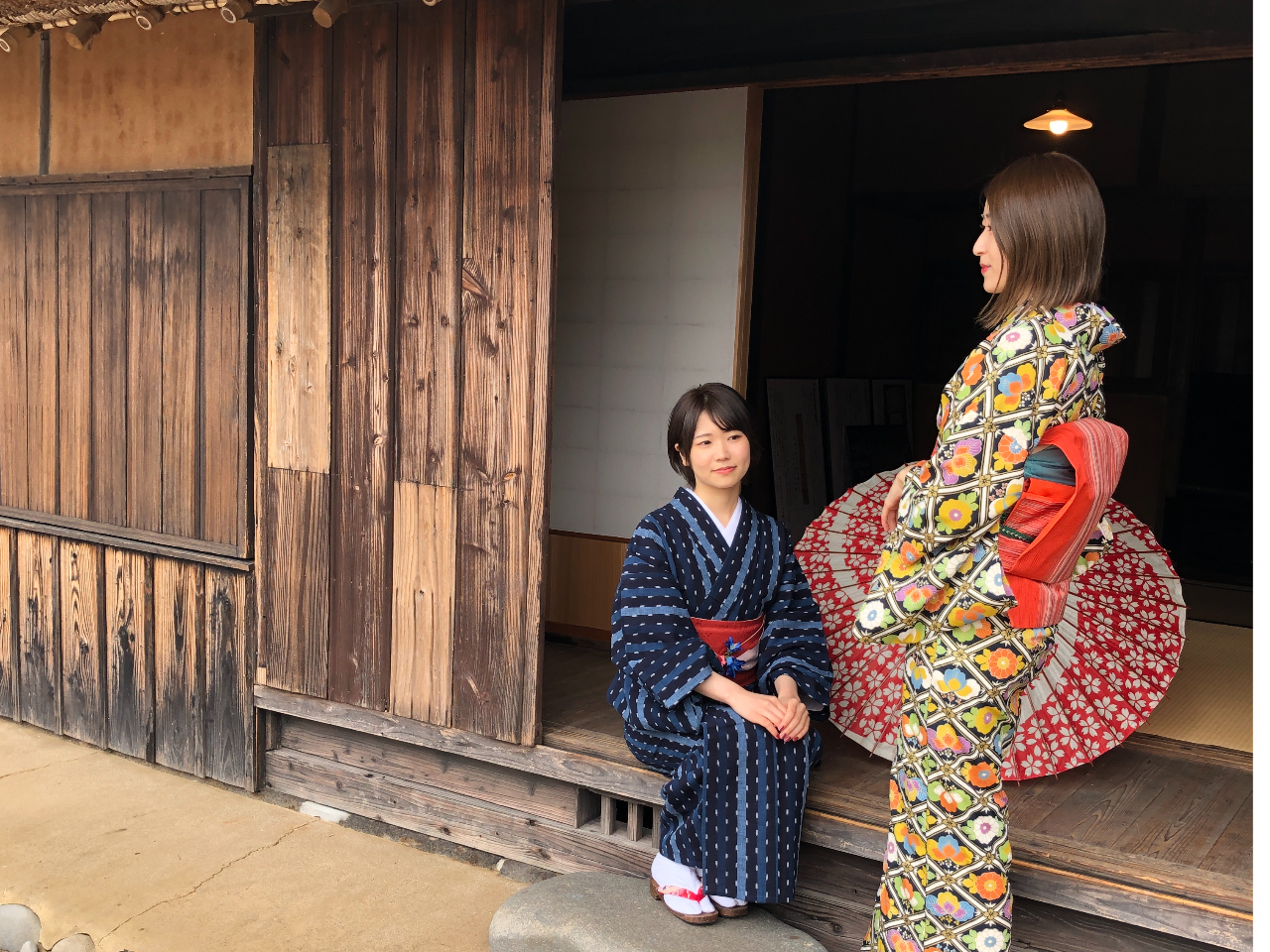 福岡県筑後市への旅の想い出に、久留米絣の着物で記念写真を。