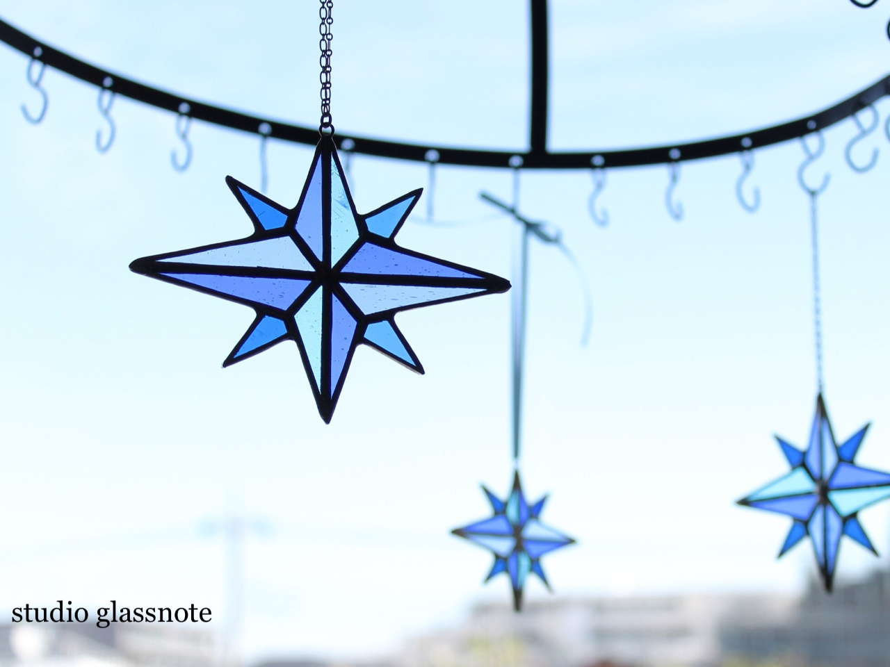 【アンティークブルー】フランスやドイツの手吹きのアンティークガラスのみを使用しています。 ノスタルジックな深みのある色合いが特徴です。