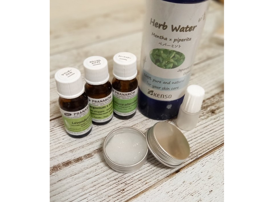 アロマジェル*保湿作用のあるジェルに目的の精油やハーブウォーターを加えて、さらりと潤うアロマジェル♪加える精油によって、鼻のどレスキューや虫さされレスキューに♪