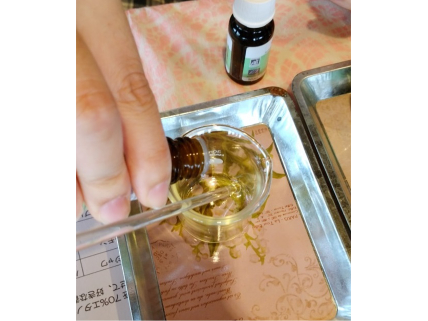 目的に合わせて好きなアロマクラフトを好きな香りで作れます♪ 成分分析表がついた100%天然植物由来のアロマを使います。