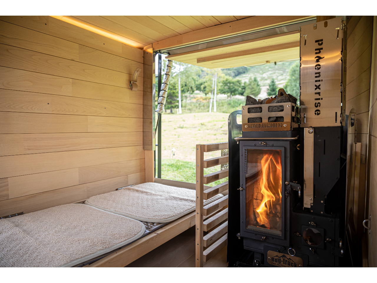 「香木」と呼ばれる青森ヒバをふんだんに使ったサウナ室、癒しの香りに包まれます♪ ※こちらの写真は開催地と異なる場所で撮影されています、背景はイメージです