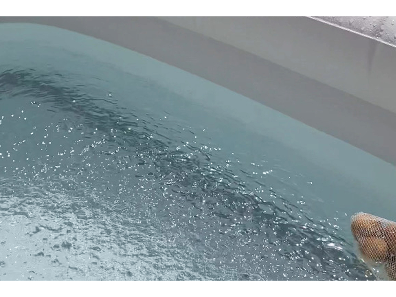 水はまろやかな肌触りの地下水です。人数分のタライ水風呂をご用意いたします。