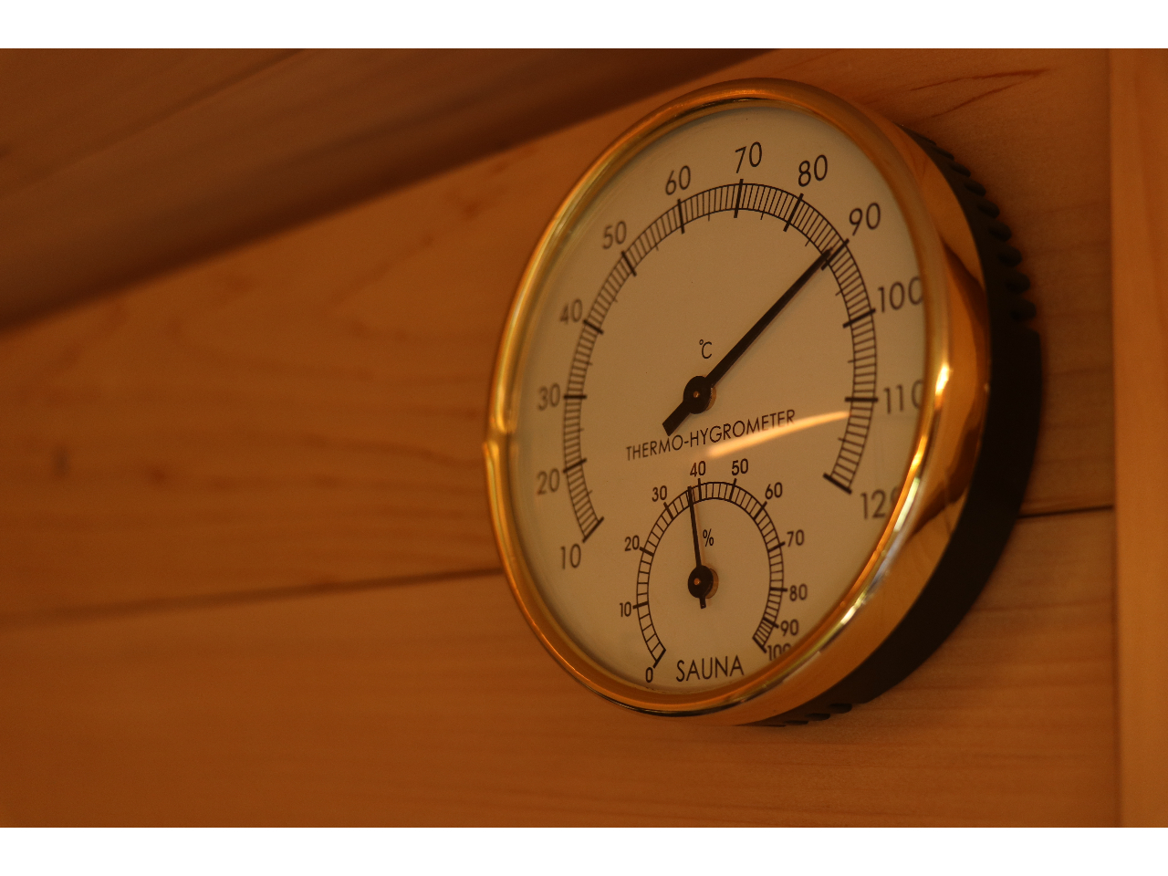 温度の目安は85〜95度。薪の種類を変えたり換気を行うことで、お好みに合わせて、熱め・ぬるめに調整いたします。ご希望をお知らせください。