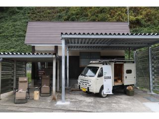 山の平屋を貸し切ってアウトドアサウナ体験!ゆな青ベースは茶色い屋根とカーポートが目印です。