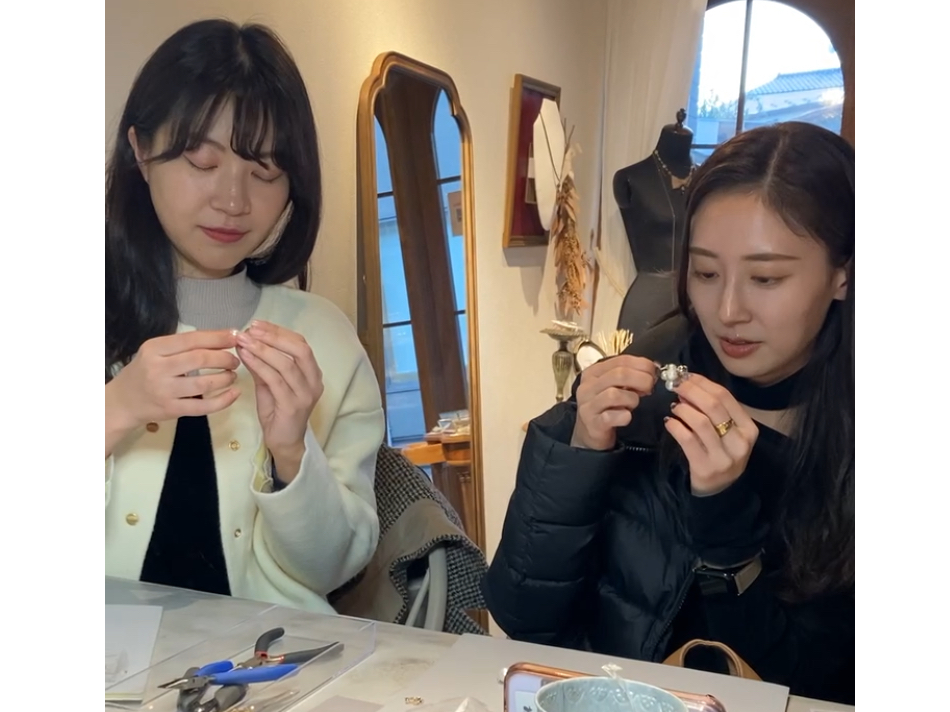 ̑傫ȃe[uƍSn̗ǂˉƋ̈֎qłƑ̌Ē܂