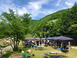 自然の中のバーベキュー!川へは階段を降りるだけ!!