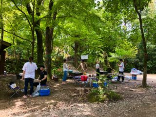 自然の中でバーベキュー!川までは徒歩1分です。