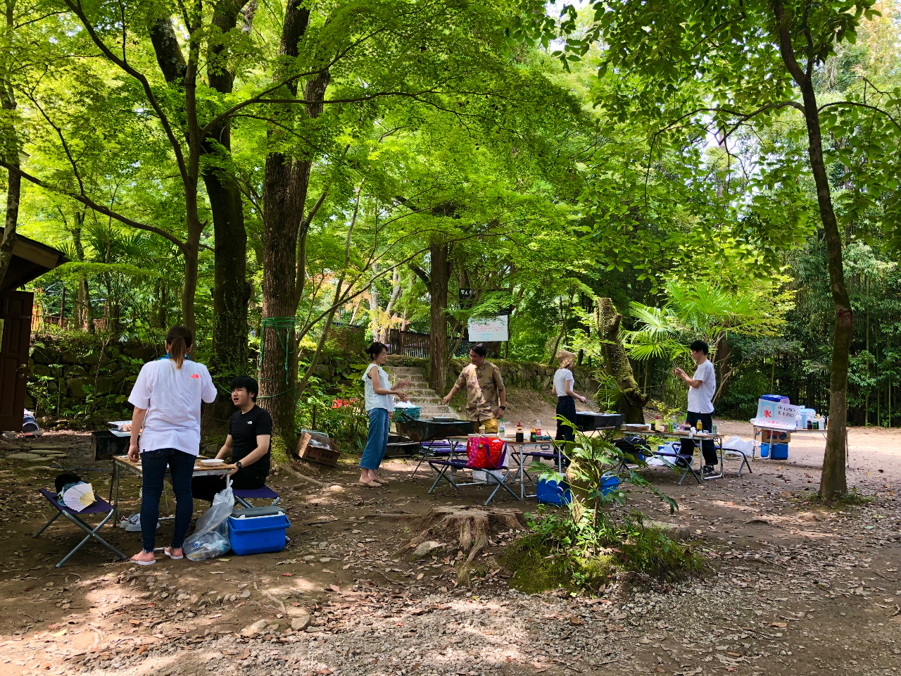 自然の中でバーベキュー!川までは徒歩1分です。