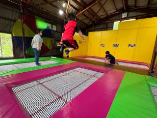 競技用トランポリン:とっても跳びます。全身運動のトランポリンでは動画を使って技の紹介をしています。トランポリン4面。靴下必着です。シューズでのご利用も可能です。