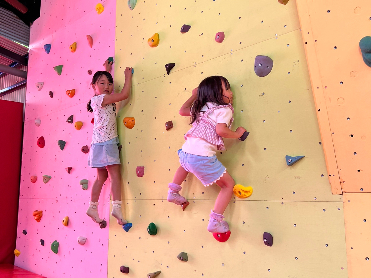 ボルダリング:高さは3mと低いですが、体験するには十分な角度もあります。シューズは現地にもありますが、サイズが不足している場合がありますのでご持参をお勧めします