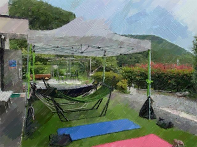 屋外にはハンモックヨガマット、エアリアルヨガコーナーもあります。屋外での喫煙も可能です。