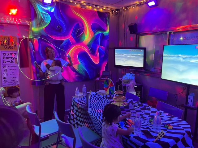 ブラックライトの演出は、夜のカラオケが盛り上がる!