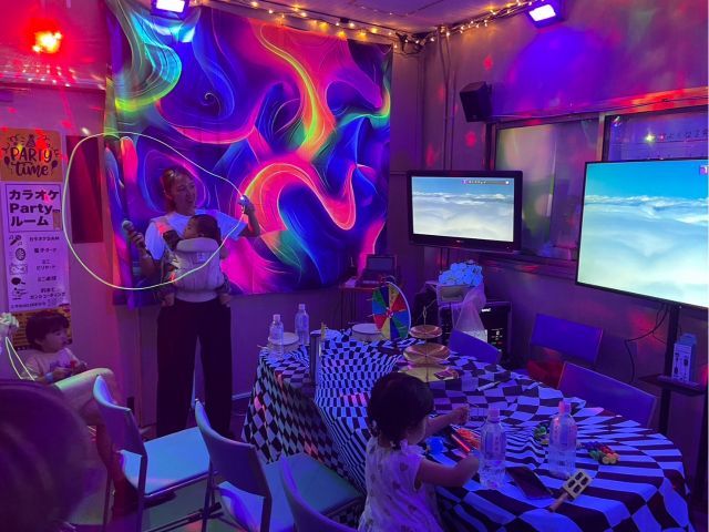ブラックライトの演出は、夜のカラオケが盛り上がる!