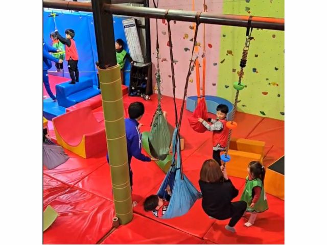 夜のアスレチックも楽しい