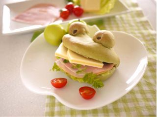 カエルのデザインのサンドイッチぱんです。カエルさんの口にハムやチーズを挟んでたべましょう。