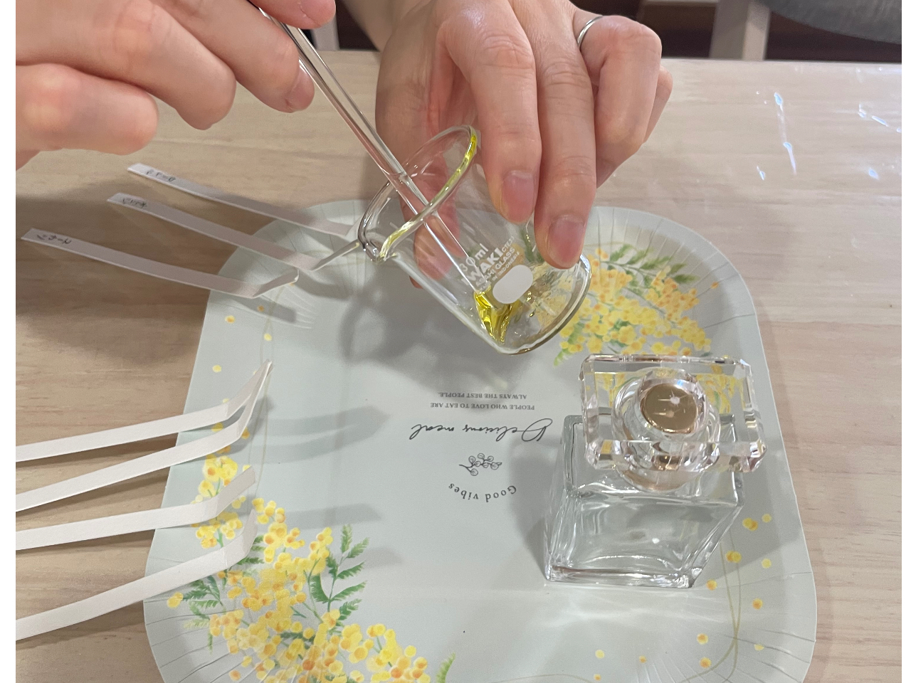 選んだ数種類の精油をブレンドして香りづくり