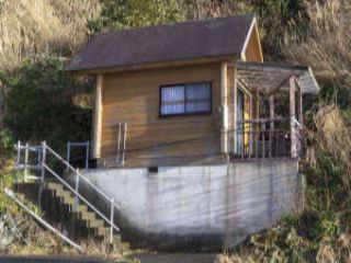 ログハウス建物1 見晴らしがよいですが入り口までは階段となります。