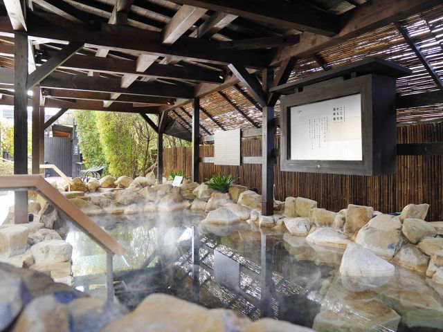 炭酸泉:人工的に炭酸ガスを溶け込ませたお風呂です。体が芯から温まり、湯上り後もポカポカが長く続きます。