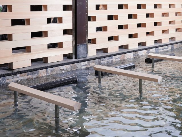 寝湯:背中にお湯を感じながら入浴する寝湯。浅湯に寝ころび、全身を伸ばしてお寛ぎください。