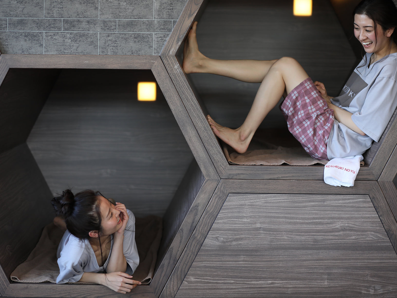 ひとりで篭ってリラックスする“蜂の巣こもり場”、全身をあずけて横になれるリクライニングチェアーエリア、大の字にもなれる畳の大広間もあります。※別途有料