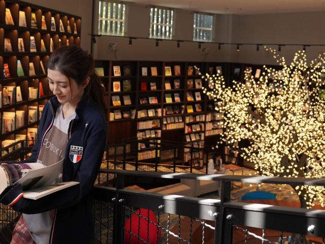 くつろぎライブラリー:約1万冊の蔵書が囲むリラックススペース。 気の向くままにおくつろぎください。※別途有料