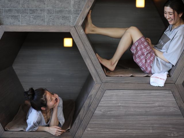 ひとりで篭ってリラックスする“蜂の巣こもり場”、全身をあずけて横になれるリクライニングチェアーエリア、大の字にもなれる畳の大広間もあります。※別途有料