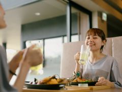 レストラン:FUNK’Sファミリーのシェフが 自慢の料理を振る舞うカジュアルダイニング。館内でお食事やカフェタイムを過ごしてください。