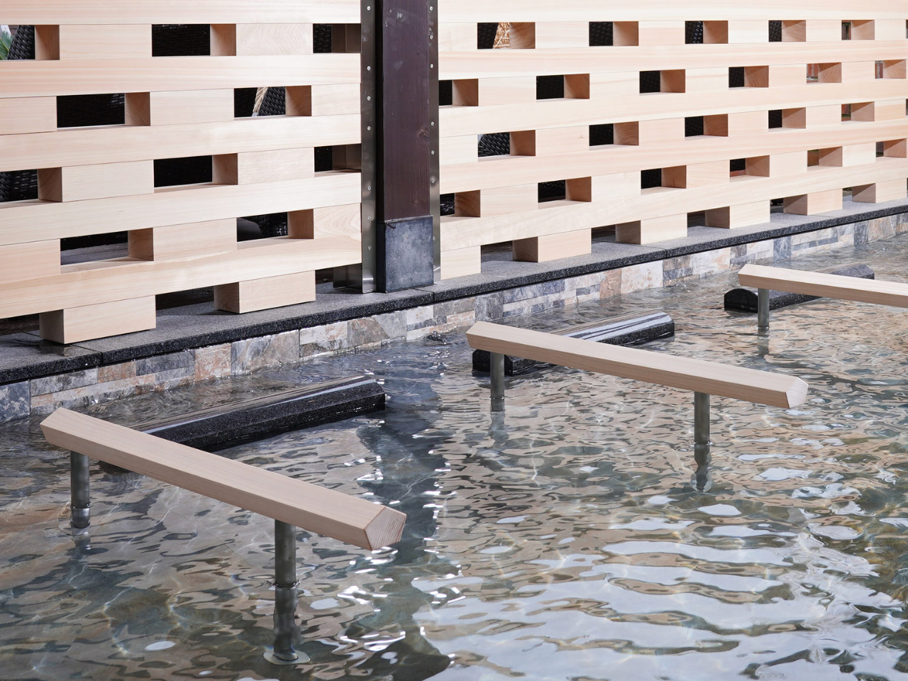 寝湯:背中にお湯を感じながら入浴する寝湯。浅湯に寝ころび、全身を伸ばしてお寛ぎください。