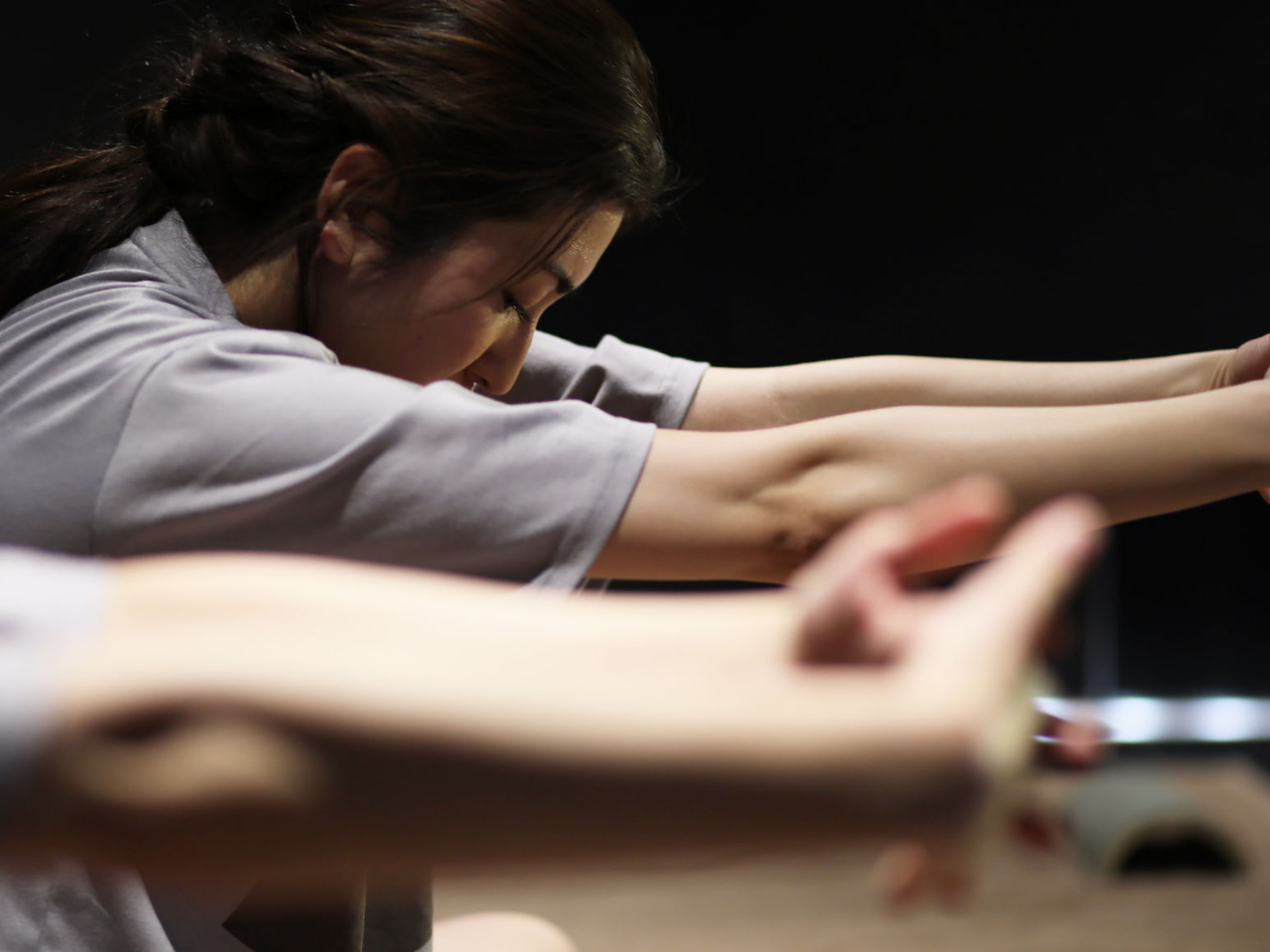 岩盤浴: 岩盤浴スペースのモニターではヨガを上映。横になるだけではなくホットヨガにもぜひトライしてみてください。また岩盤浴の上で読書もどうぞ。(漫画・雑誌のみ)