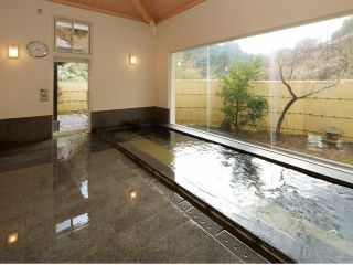 ガラス張りの解放感のある大浴場
