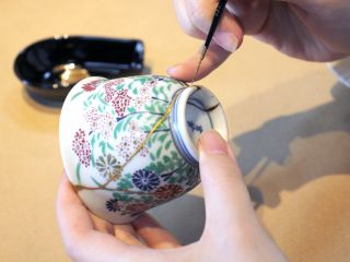簡易金継ぎ体験では割れた陶磁器を修復する体験をすることができます。器を持参することも可能なのでプラン詳細をご覧ください。※画像はイメージになります。