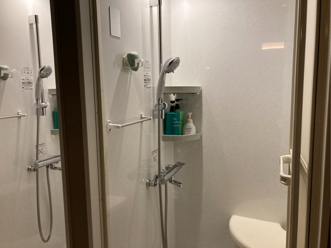 清潔なシャワーブース