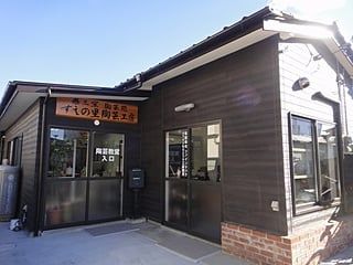 入り口を開けると様々な陶芸作品が!