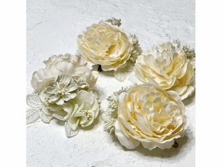 【作品例】アーティフィシャルフラワーのアイボリー色のお花を使ったコサージュをキレイに出来るポイントをお話ししながら作ります。