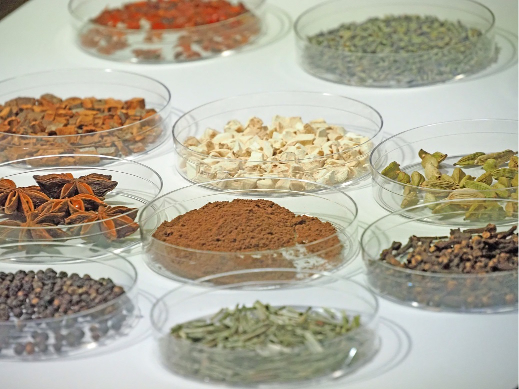 スパイス&ハーブの香りをぎゅぎゅっと濃縮! マジカルな「おにみみコーラ」はどんな飲み方でもおいしさ万能!