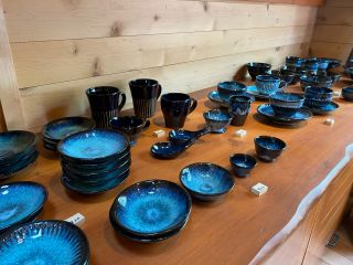 摩周湖をイメージした摩周ブルーが目を引く食器の数々!