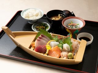 地元の新鮮な海の幸を使用したお刺身をご堪能ください。