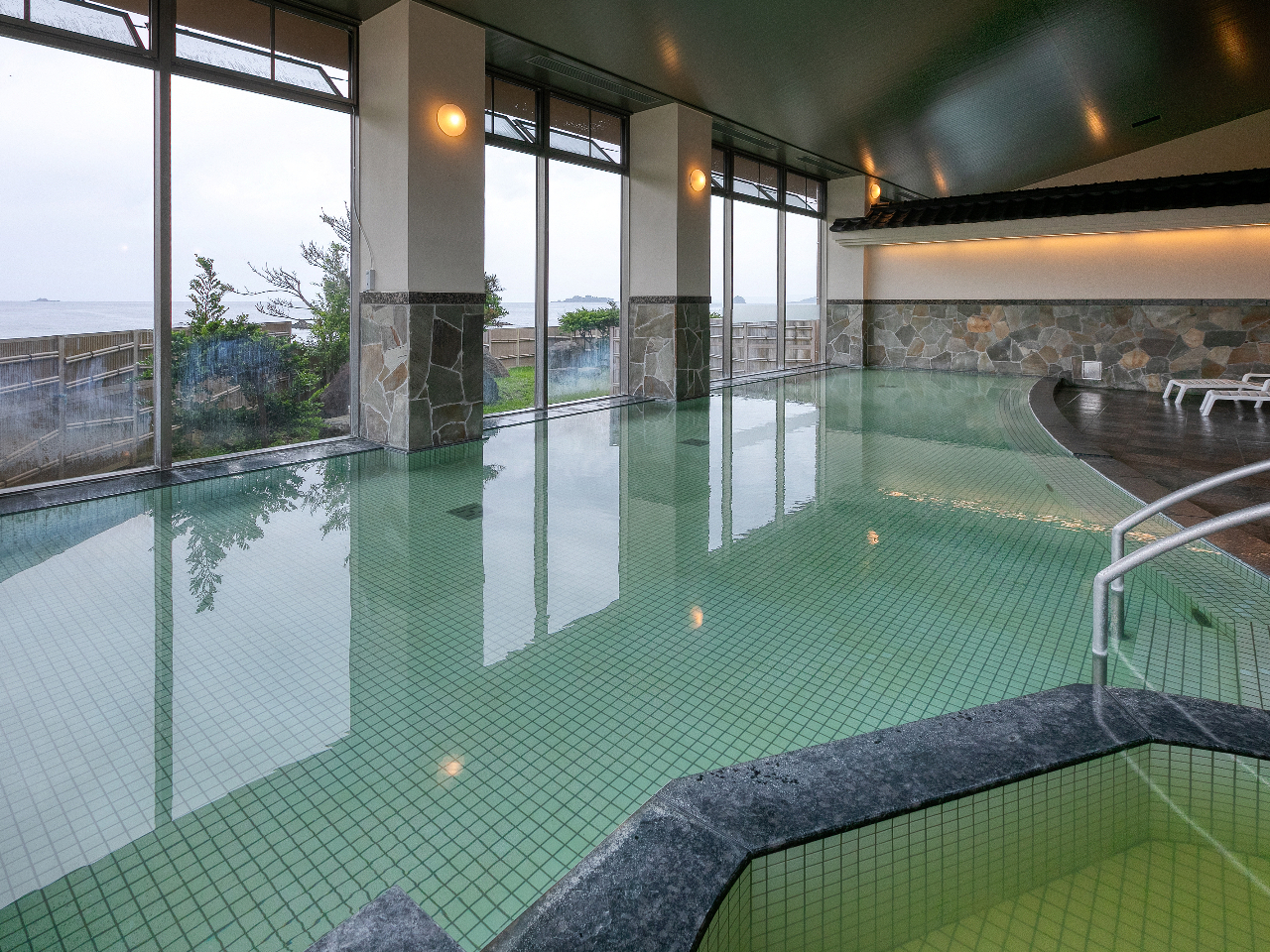 軍艦島も望めるオーシャンビューの大浴場