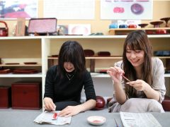 ご自身で塗ったしおりもしくはマグネットを当日にお受け取りいただけます。