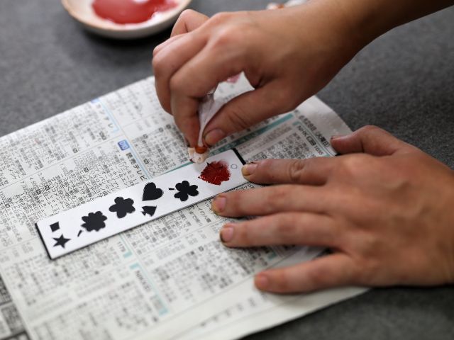 朱を基調にした飽きのこない文様は、使えば使うほど漆のもつ独特の渋さ と深い味わいが増しますのでぜひ身近なものに!