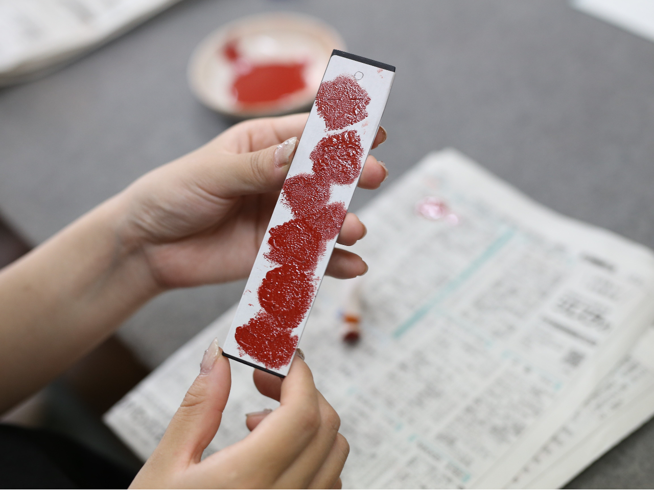 日用品から家具に至るまで塗りの堅牢さと優雅さから広く愛用さ れ、香川の代表格の伝統工芸です。