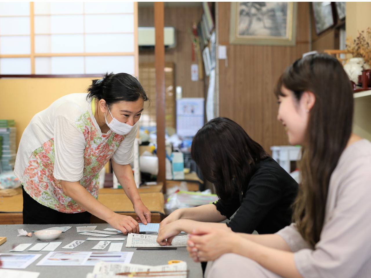 プロの職人(五代目の後藤孝子さん)からレクチャーを受けながら漆塗りを体験してみましょう。  ※こちらのプランはご自身で塗ったお箸を後日にお受け取りいただけ