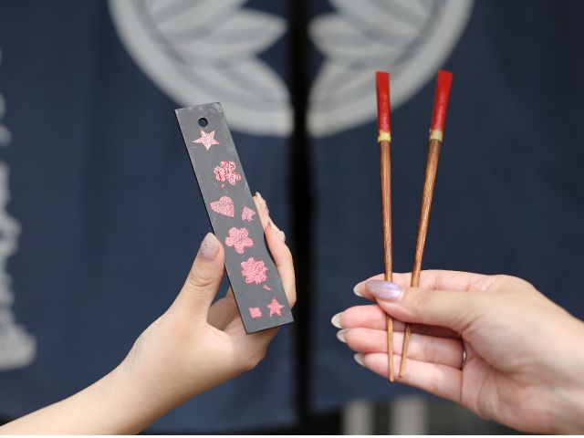 箸づくりのほかにもマグネット or しおりの制作体験もできます。