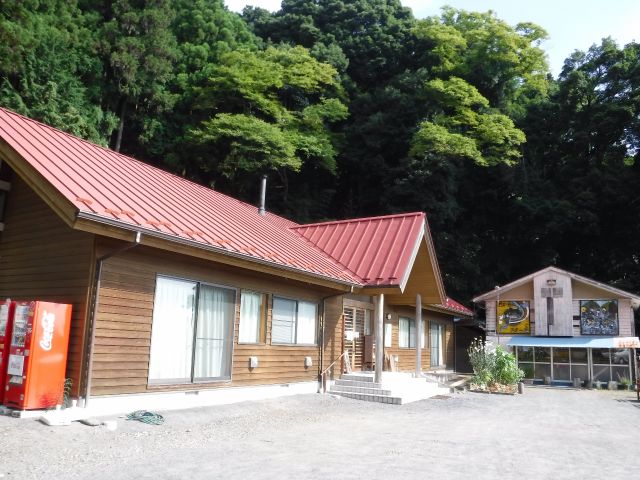 標高400mの山腹に位置する山村体験施設。